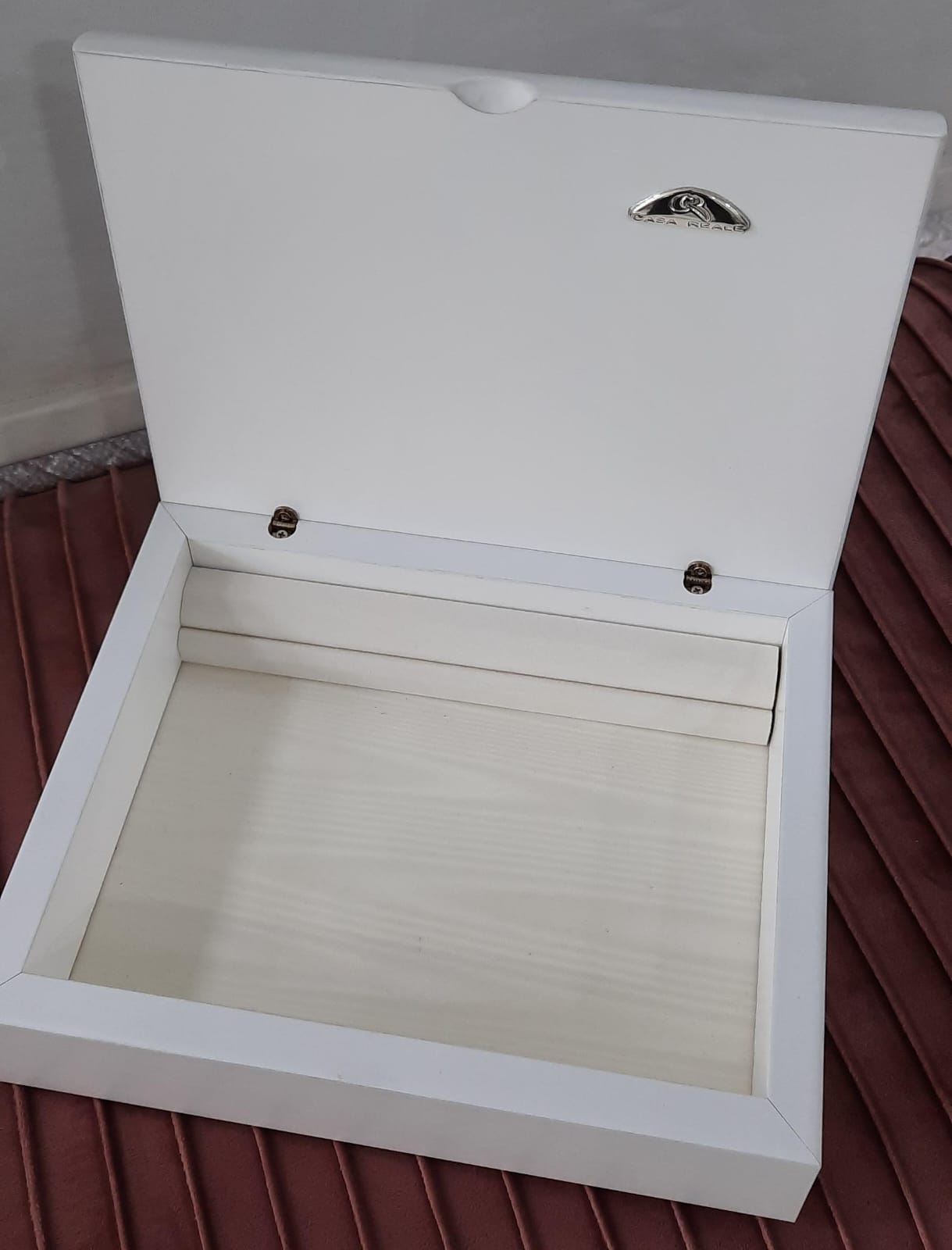 Cofanetto porta gioie Casa Reale Riga in MDF con dettaglio in argento 925, 23x18x6,5 cm, raffinato e artigianale Made in Italy.