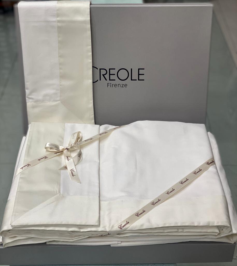 Completo lenzuola matrimoniale Creole Firenze con balza, in raso di cotone 100%, titolo 60, elegante e Made in Italy.