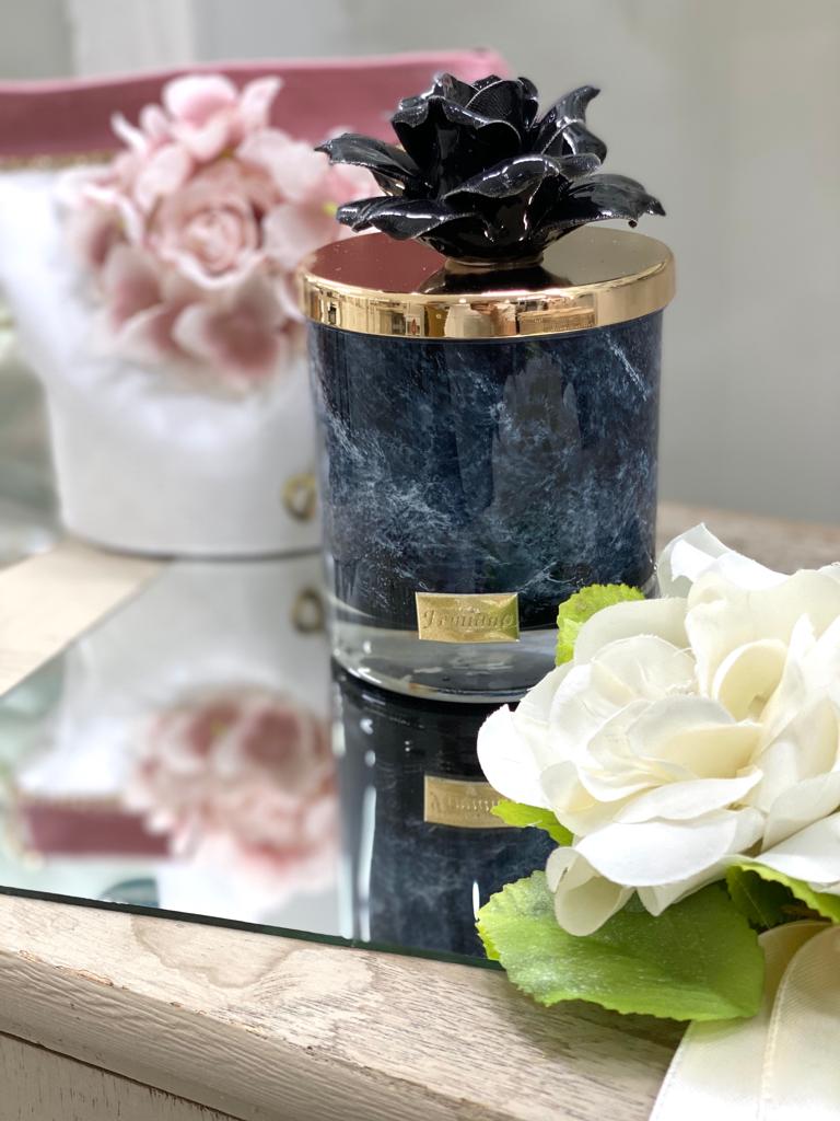 Candela Femiano in marmo Nero Marquina con rosa decorativa in ceramica, oggetto elegante Made in Italy