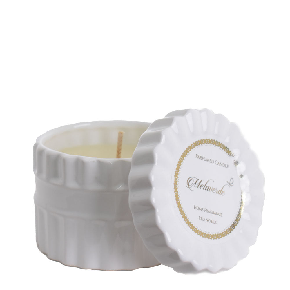 Candela tonda Melaverde bianca in ceramica, fatta a mano, decorata da artigiani con rifiniture speciali, altezza 9 cm, diametro 9 cm.