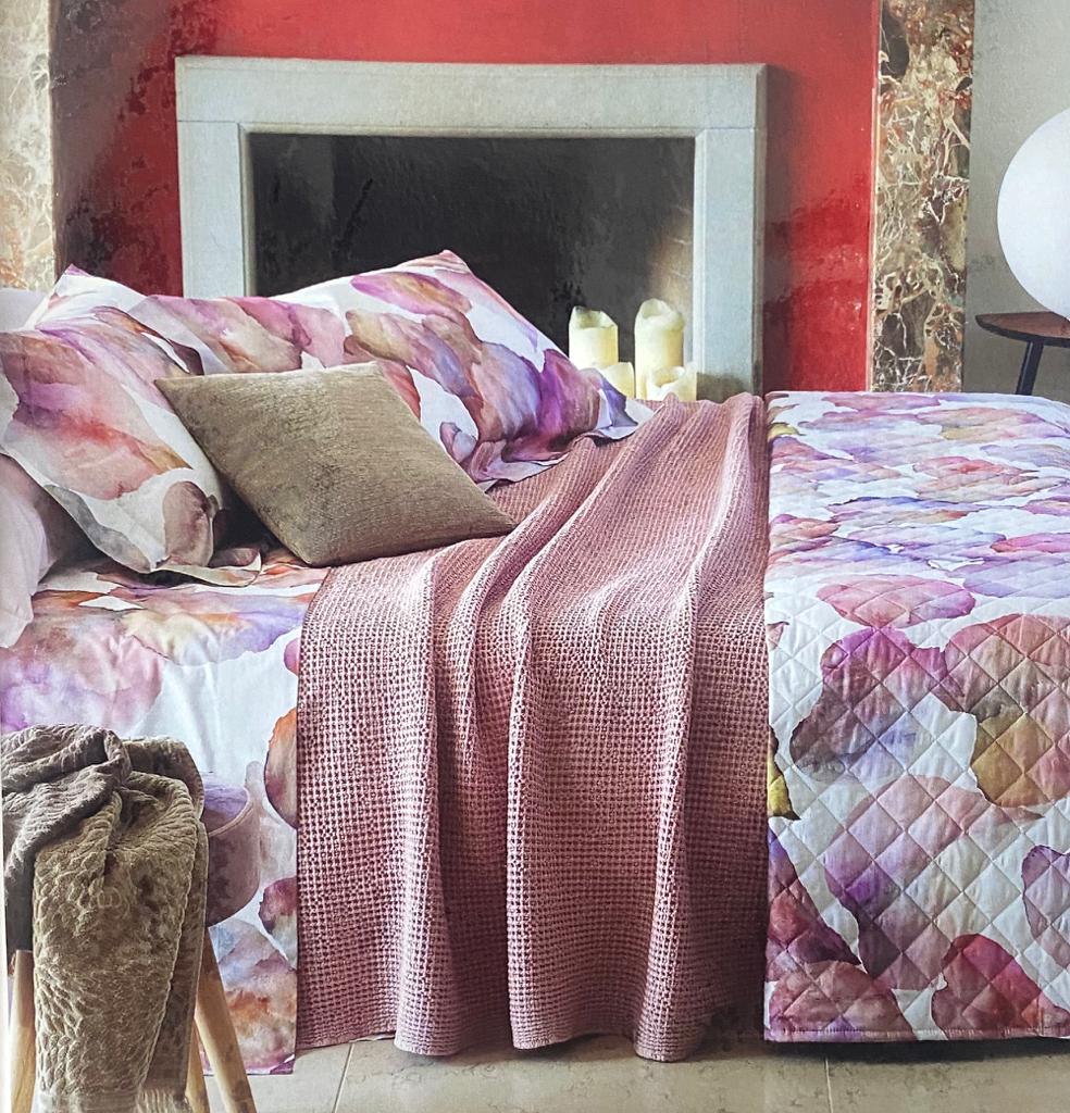 Completo lenzuola singolo Tessitura Randi Aurora rosa con stampa floreale digitale, federa a 3 volant e lenzuolo con balza a giorno