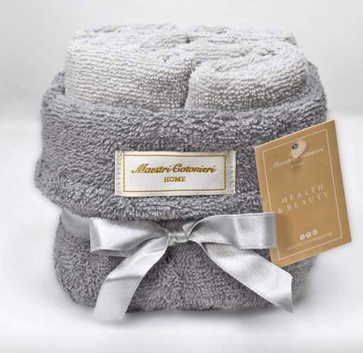 Set lavette Maestri Cotonieri 30x30 in spugna con cestino decorativo, accessorio bagno raffinato.