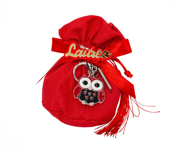 Bomboniera laurea Harmony con sacchetto in cotone e portachiavi metallo a forma di gufetto. Misura sacchetto 11,5x13 cm, portachiavi 3,5x10 cm.