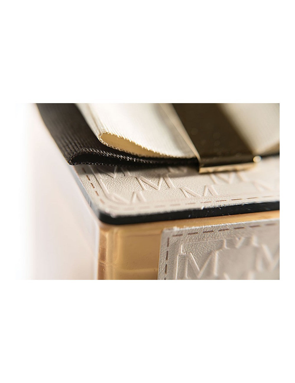 Candela profumata quadrata Madrhelen Essence in vetro 8x8 cm, decorata con fascia e tappo in pelle e fiocco bicolore, Made in Italy.