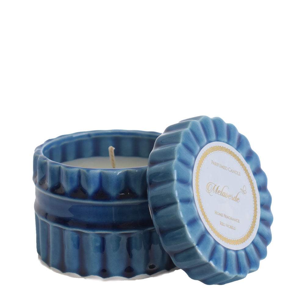 Candela tonda Melaverde in ceramica blu, fatta a mano, decorata con rifiniture artigianali, altezza 9 cm, diametro 9 cm, bomboniera matrimonio.