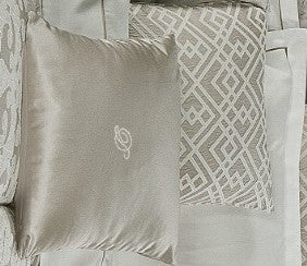 Cuscino arredo 40x40 David River jacquard sabbia con cifra D in cristalli, design geometrico elegante Made in Italy