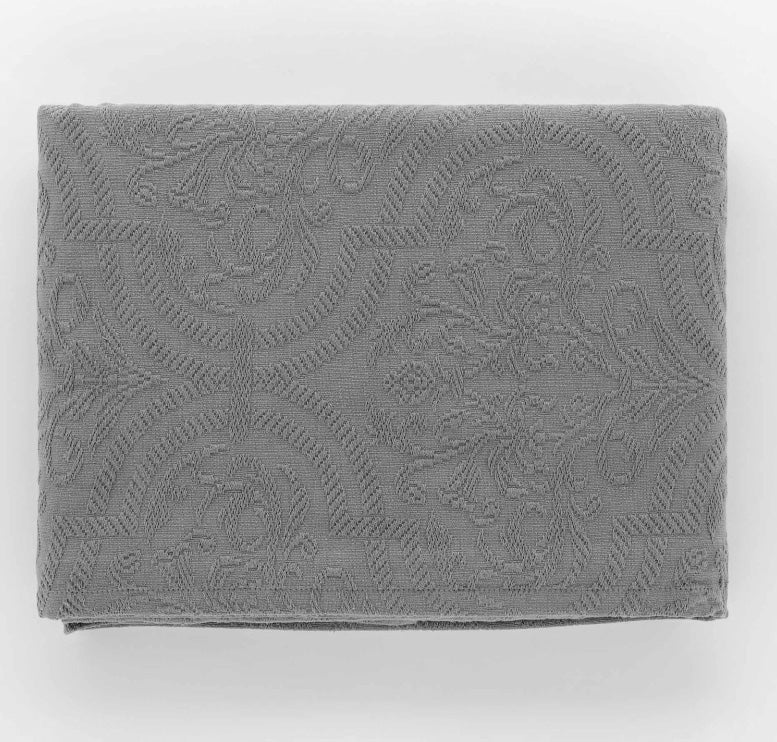 Copriletto matrimoniale Riviera Delfi in puro cotone jacquard, misura 260x270 cm, tessuto elegante e lavorazione Made in Italy.