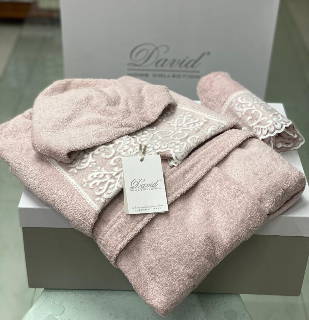Completo bagno 5 pezzi David Margaret in spugna rosa con pizzo, accappatoio taglia S, asciugamani assortiti, confezione elegante Made in Italy.
