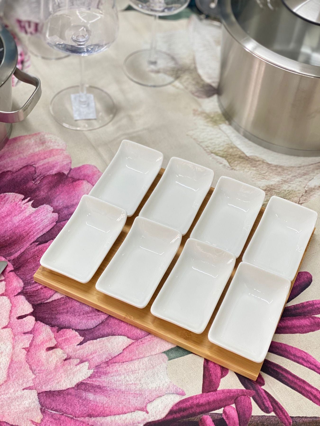 Antipastiera con 8 ciotole in porcellana bianca su base in legno, dimensioni 25x20 cm, perfetta per servire antipasti e snack con eleganza.