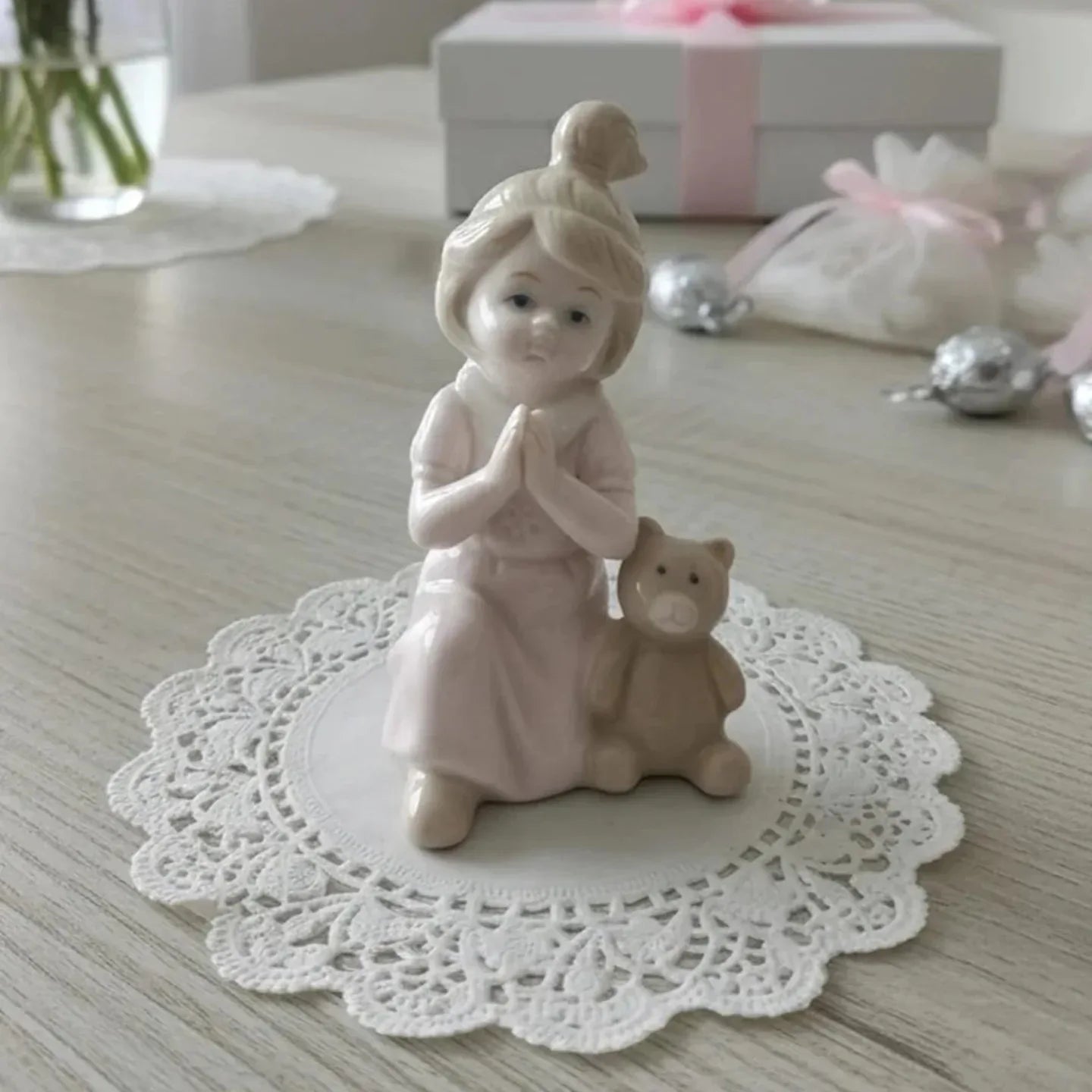 12 Pezzi Bomboniera Nascita Bimba Mani Giunte Rosa in Porcellana Miledi 2816 con Scatola - The King Luxury