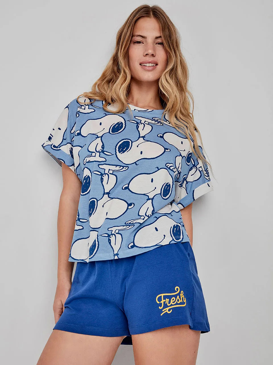 Pigiama Gisela 2/20282S taglia L, completo corto da donna con maglietta Snoopy e pantaloncini con stampa a contrasto ed elastico in vita.
