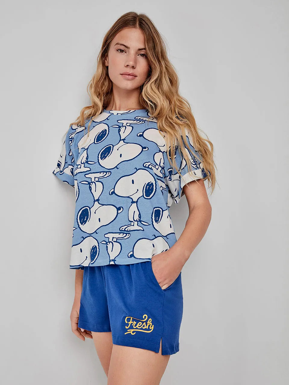 Pigiama Gisela 2/20282S taglia L, completo corto da donna con maglietta Snoopy e pantaloncini con stampa a contrasto ed elastico in vita.