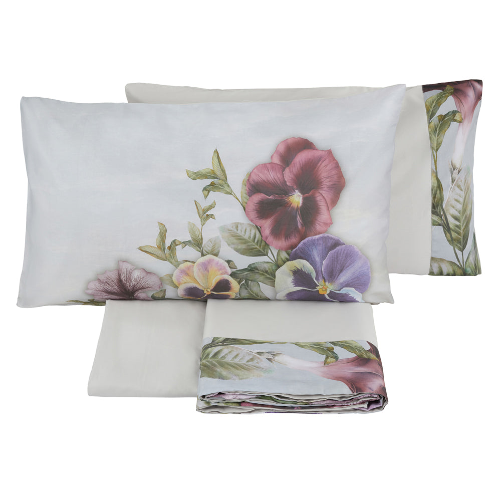 Completo lenzuola matrimoniale Tessitura Randi Bloom Violetta in raso 300TC con balze e federe stampate digitalmente, 100% Made in Italy