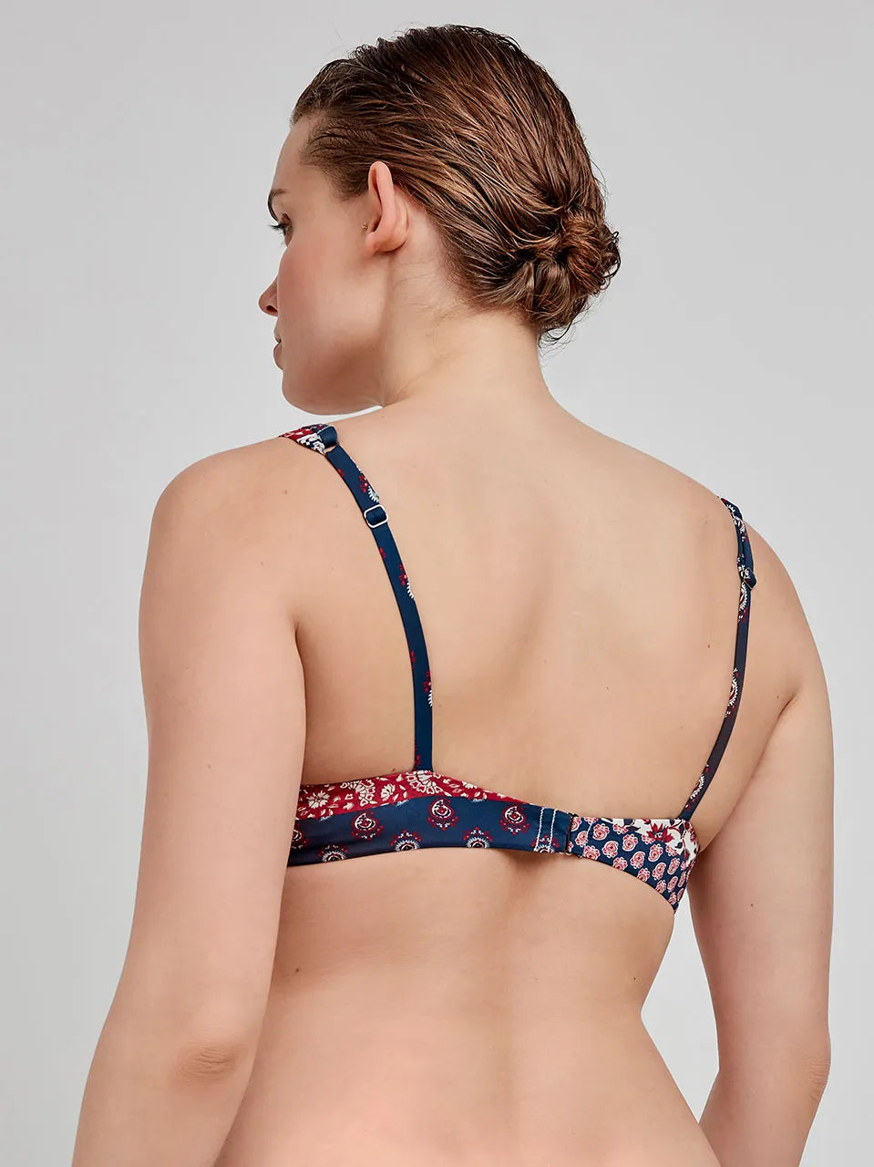 Costume Gisela 2/30222BT taglia M, bikini reversibile fantasia etnica, top gran capienza senza ferretto, slip regolabile con laccetti, spalline regolabili.