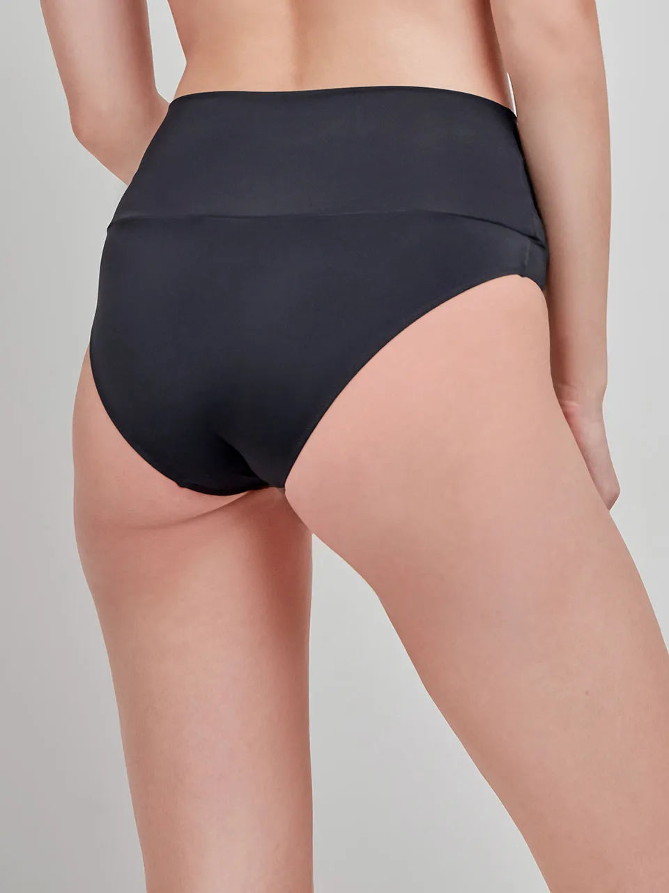 Slip bikini Gisela 2/30268B taglia M, vita alta multiposizione, tessuto elasticizzato, vari colori, perfetto per look Mix and Match estivi.