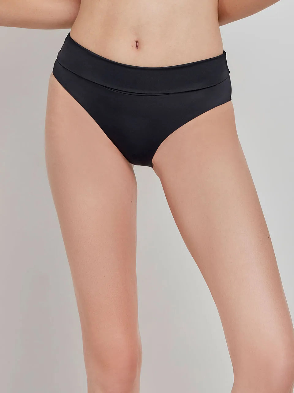 Slip bikini Gisela 2/30268B taglia M, vita alta multiposizione, tessuto elasticizzato, vari colori, perfetto per look Mix and Match estivi.