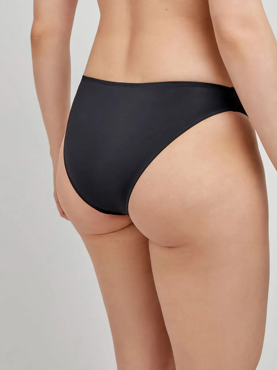 Slip bikini Gisela 2/30269B taglia L, design classico in tinta unita, tessuto elasticizzato, ideale per Mix and Match estivi.