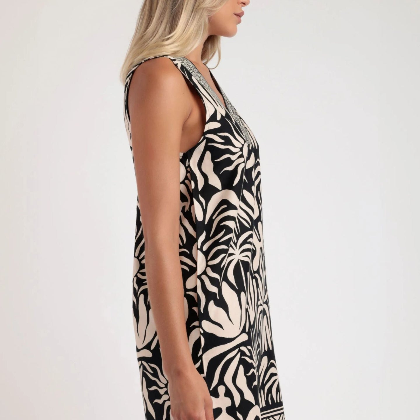 Abito da spiaggia Admas 19911-0 da donna, senza maniche, in viscosa 100%, con scollo a V. Ideale per la collezione estiva.