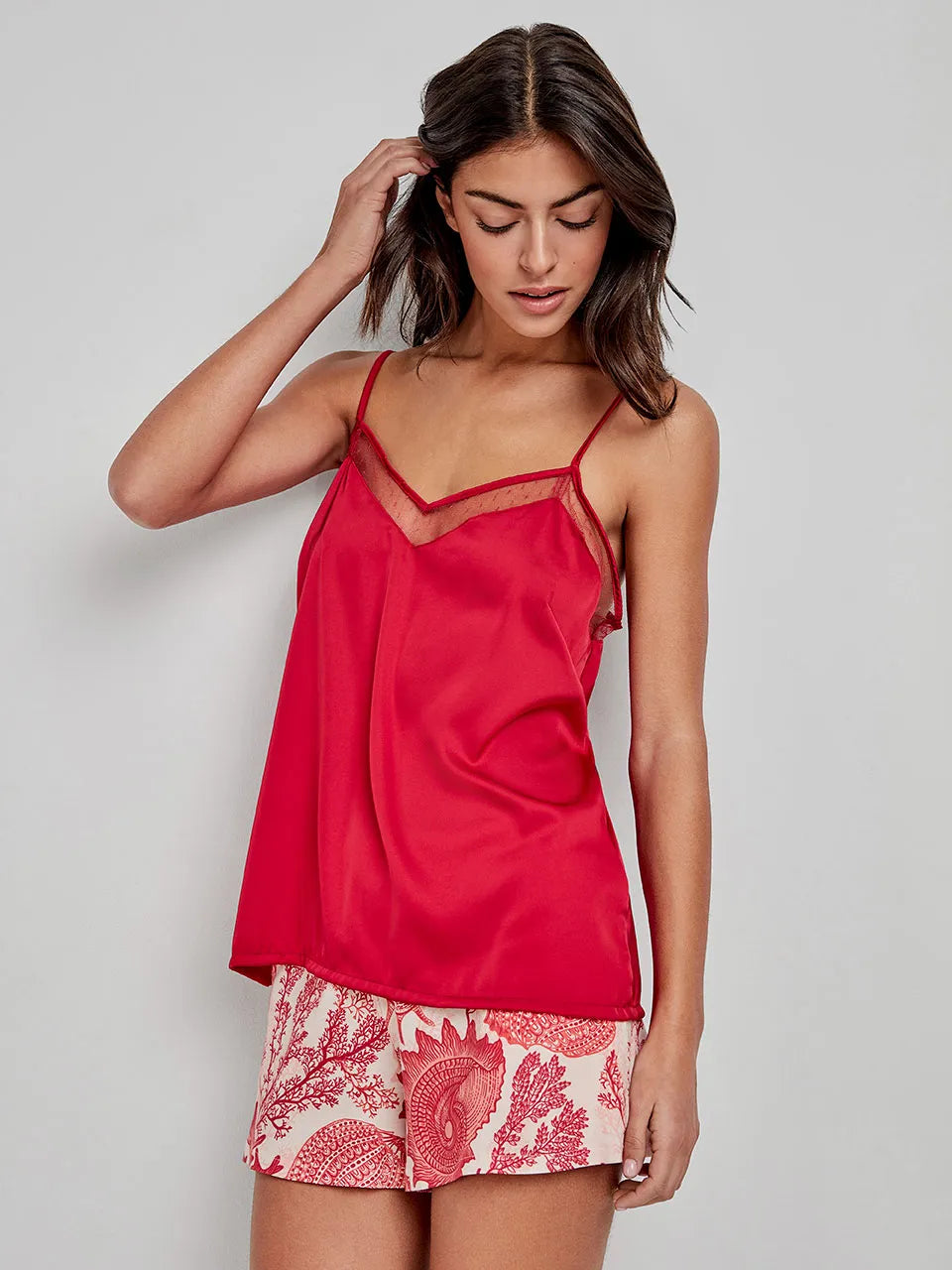 Pigiama donna Gisela 2/20250B taglia S, canottiera satinata con pizzo, pantaloncini corti con stampa corallo e elastico in vita.