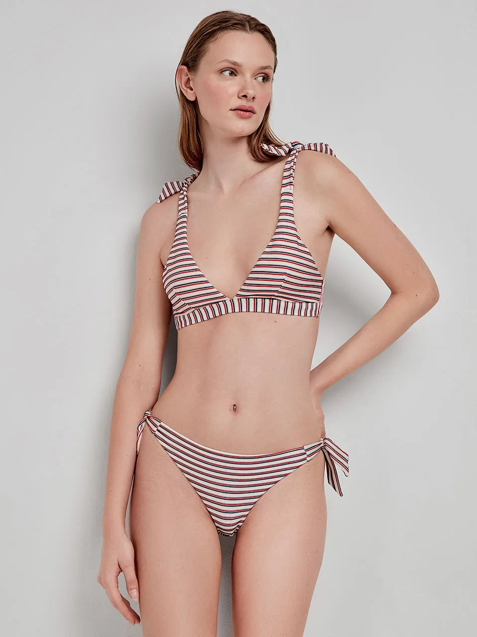 Costume Gisela 2/30226BT taglia S, bikini fantasia righe, top triangolo con foam estraibile, slip regolabile con laccetti, tessuto con fibra metallica.