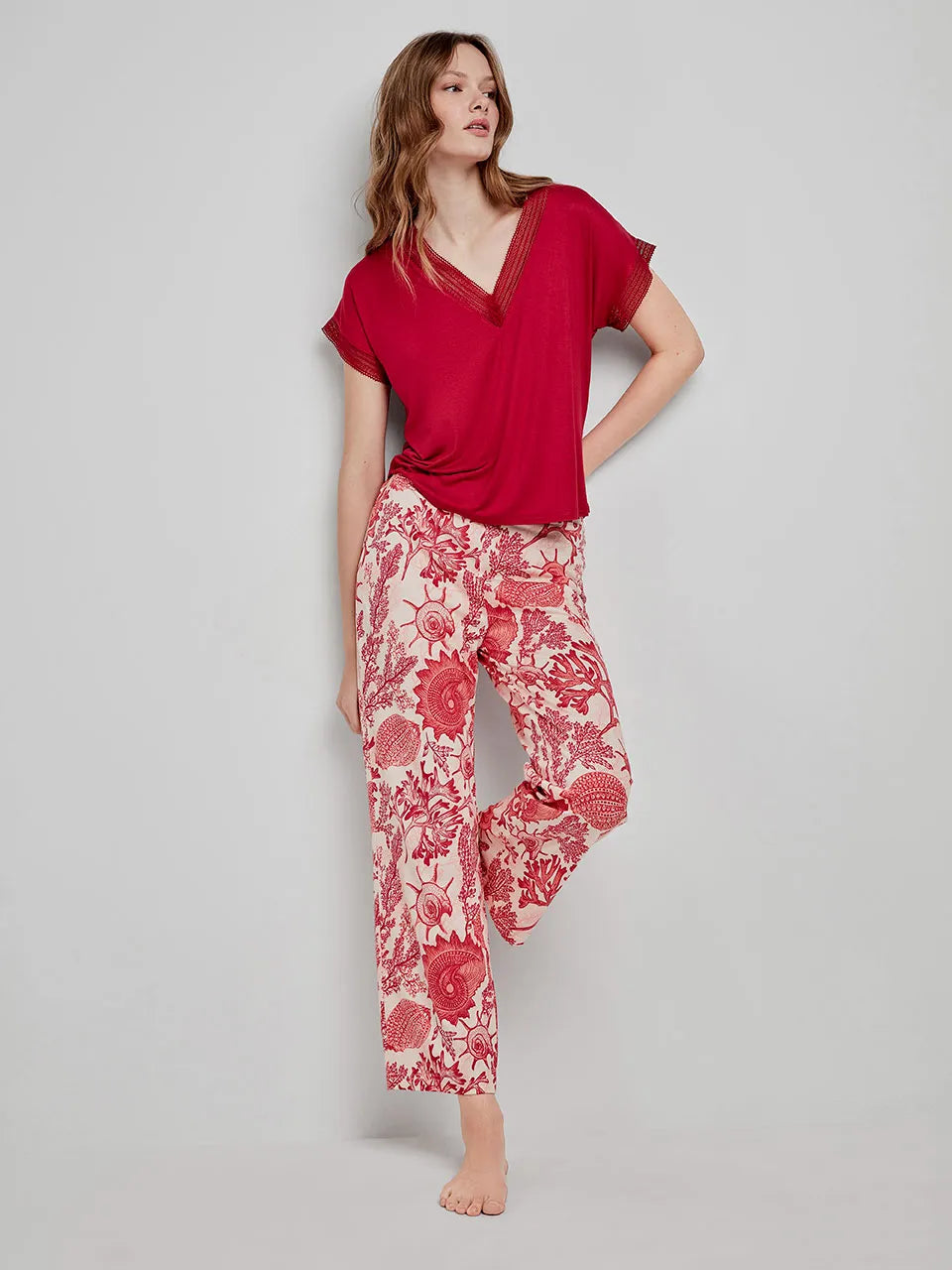 Pigiama donna Gisela 2/20249B 51T taglia S, maglietta satinata con pizzo, pantaloni lunghi con stampa corallo, look fresco e femminile.